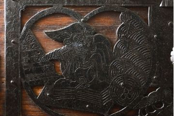 和製アンティーク　上手物!　繊細ながらも大きく立派な透かし金具が目を引く佐渡箪笥(八幡箪笥、衣装箪笥、引き出し、和タンス、収納箪笥)(R-060307)