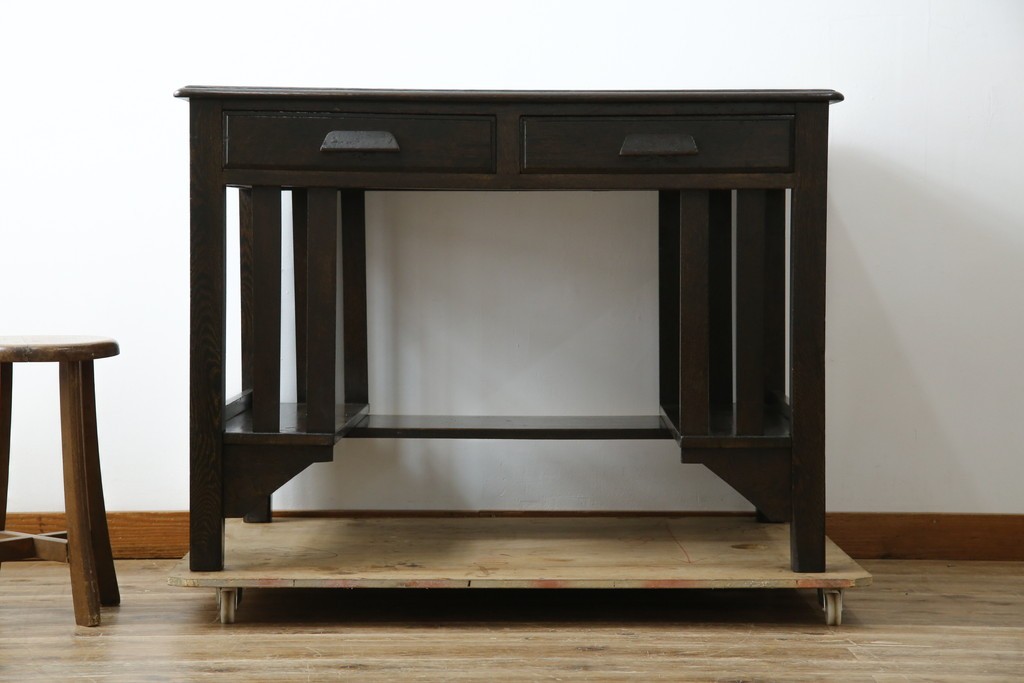 和製アンティーク　ナラ材　幕板下に棚のある珍しいデザインが魅力的な平机　(R-060311)