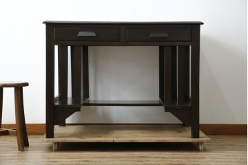 和製アンティーク　ナラ材　幕板下に棚のある珍しいデザインが魅力的な平机　(R-060311)