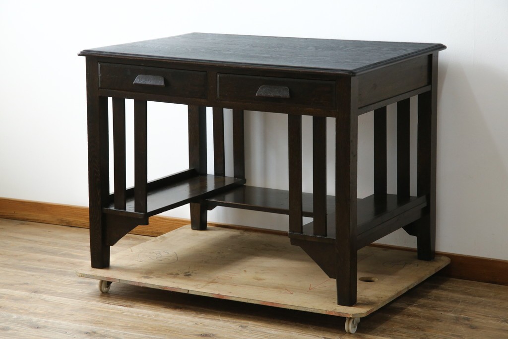 和製アンティーク　ナラ材　幕板下に棚のある珍しいデザインが魅力的な平机　(R-060311)