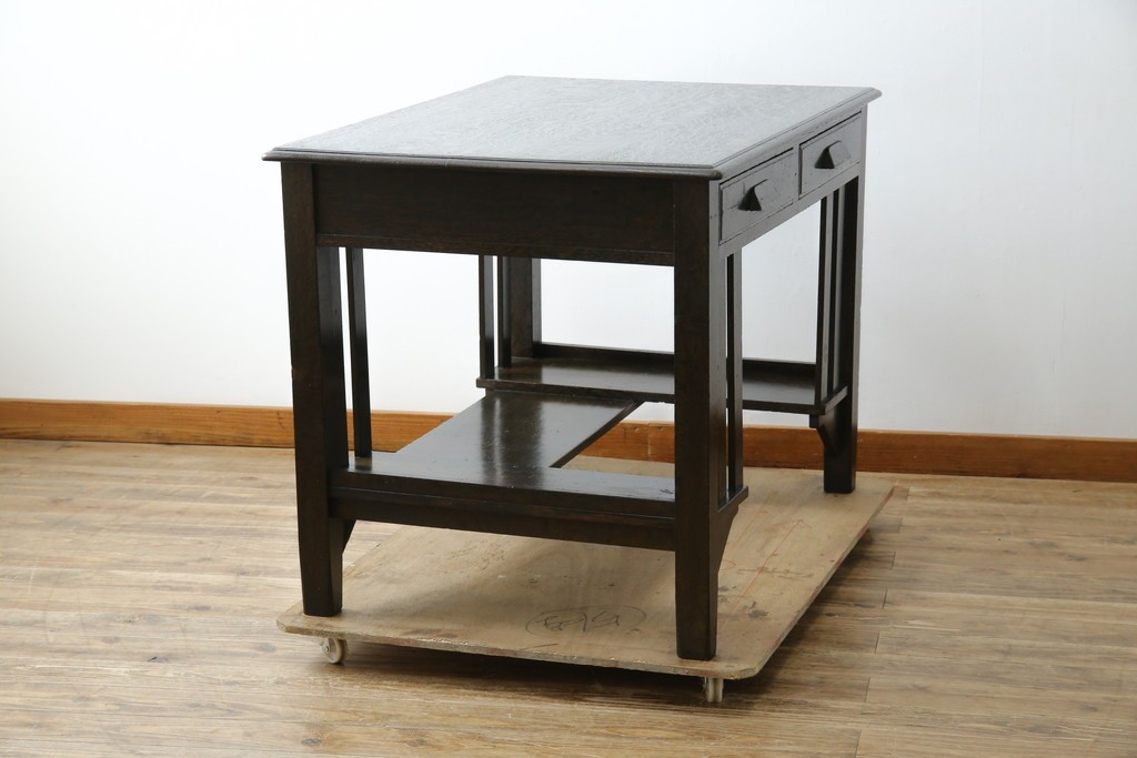 和製アンティーク　ナラ材　幕板下に棚のある珍しいデザインが魅力的な平机　(R-060311)