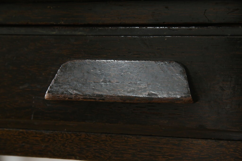 和製アンティーク　ナラ材　幕板下に棚のある珍しいデザインが魅力的な平机　(R-060311)