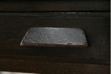 和製アンティーク　ナラ材　幕板下に棚のある珍しいデザインが魅力的な平机　(R-060311)