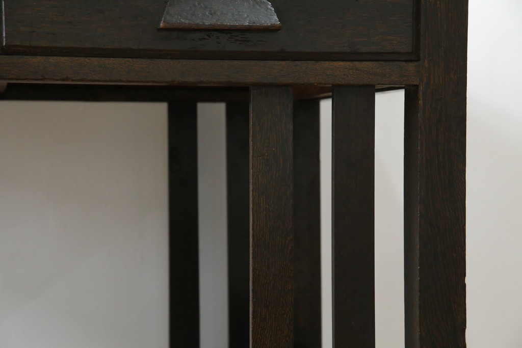 和製アンティーク　ナラ材　幕板下に棚のある珍しいデザインが魅力的な平机　(R-060311)