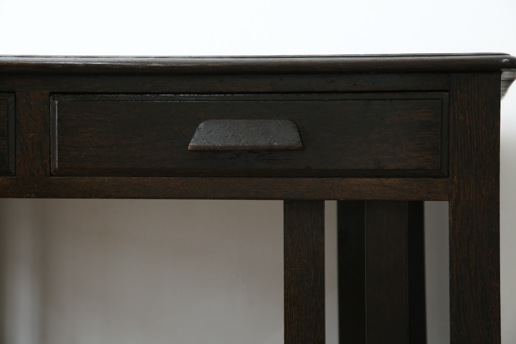 和製アンティーク　ナラ材　幕板下に棚のある珍しいデザインが魅力的な平机　(R-060311)