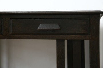 和製アンティーク　ナラ材　幕板下に棚のある珍しいデザインが魅力的な平机　(R-060311)