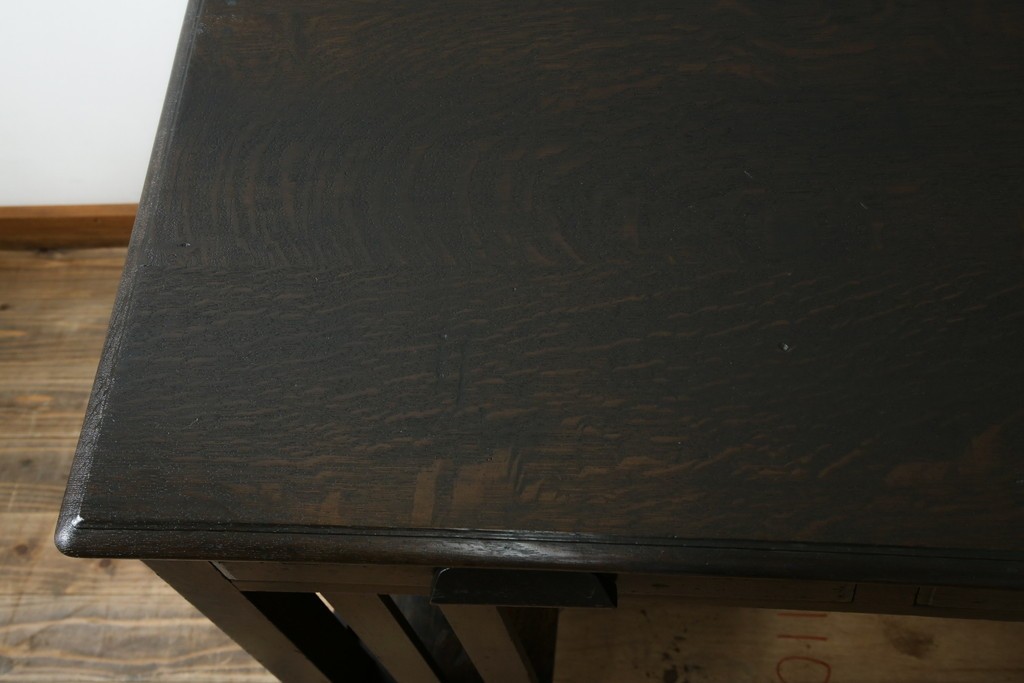 和製アンティーク　ナラ材　幕板下に棚のある珍しいデザインが魅力的な平机　(R-060311)