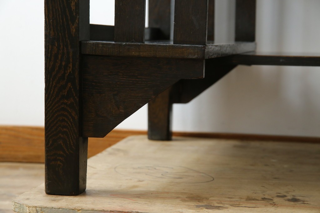 和製アンティーク　ナラ材　幕板下に棚のある珍しいデザインが魅力的な平机　(R-060311)