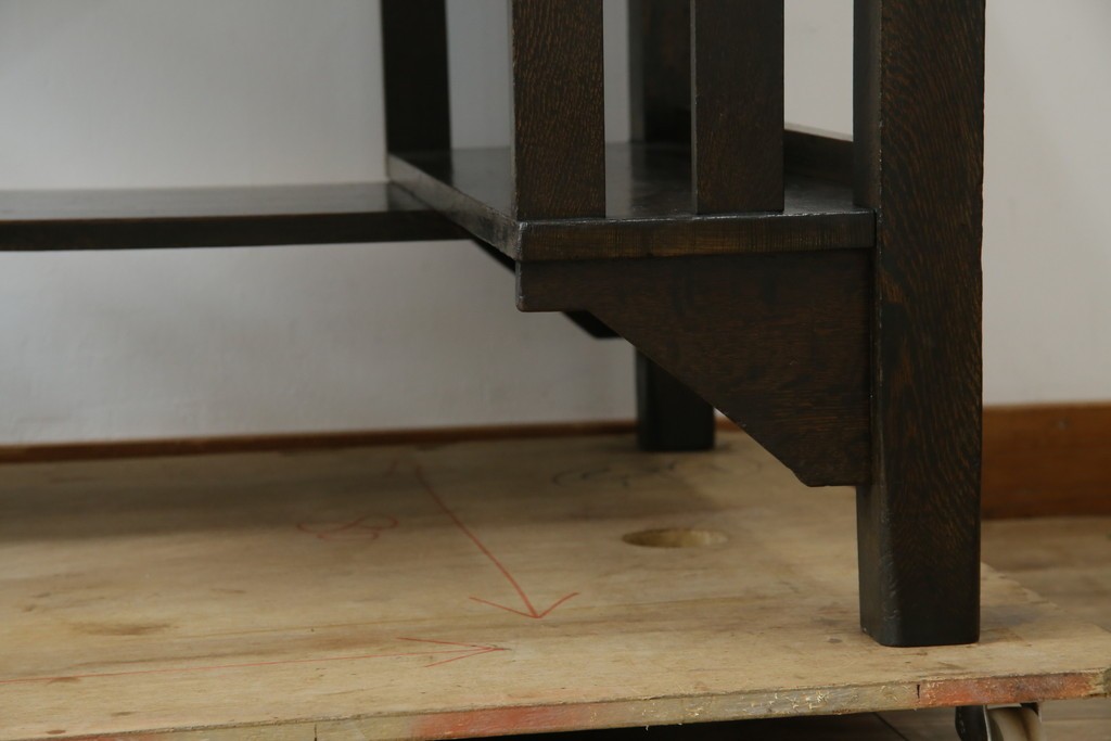 和製アンティーク　ナラ材　幕板下に棚のある珍しいデザインが魅力的な平机　(R-060311)