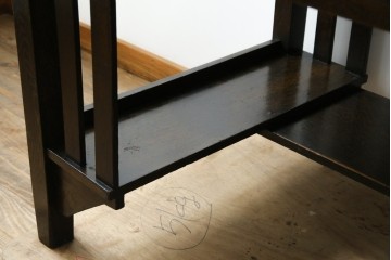 和製アンティーク　ナラ材　幕板下に棚のある珍しいデザインが魅力的な平机　(R-060311)