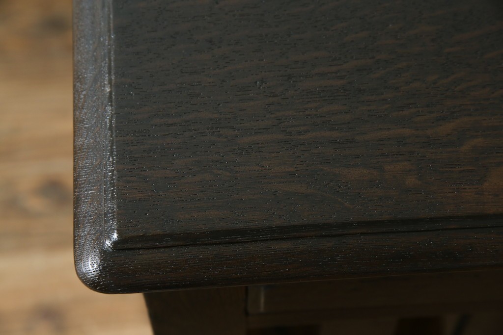 和製アンティーク　ナラ材　幕板下に棚のある珍しいデザインが魅力的な平机　(R-060311)