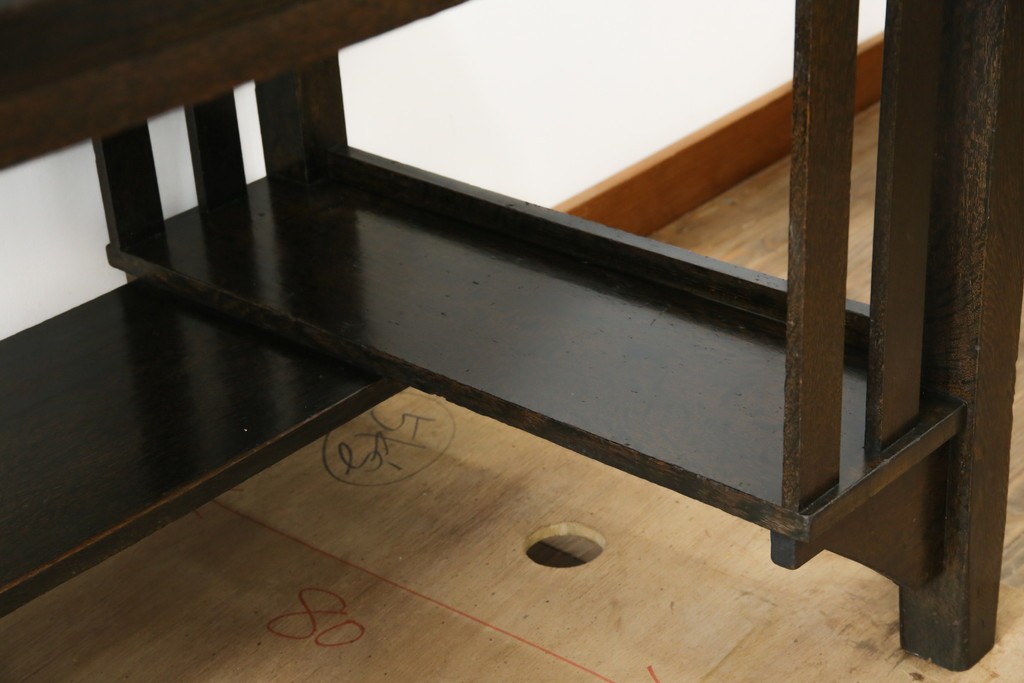 和製アンティーク　ナラ材　幕板下に棚のある珍しいデザインが魅力的な平机　(R-060311)