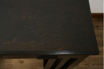 和製アンティーク　ナラ材　幕板下に棚のある珍しいデザインが魅力的な平机　(R-060311)