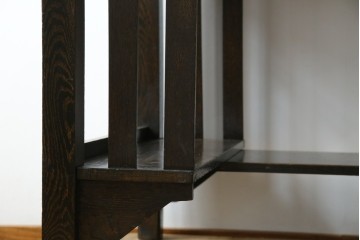 和製アンティーク　ナラ材　幕板下に棚のある珍しいデザインが魅力的な平机　(R-060311)