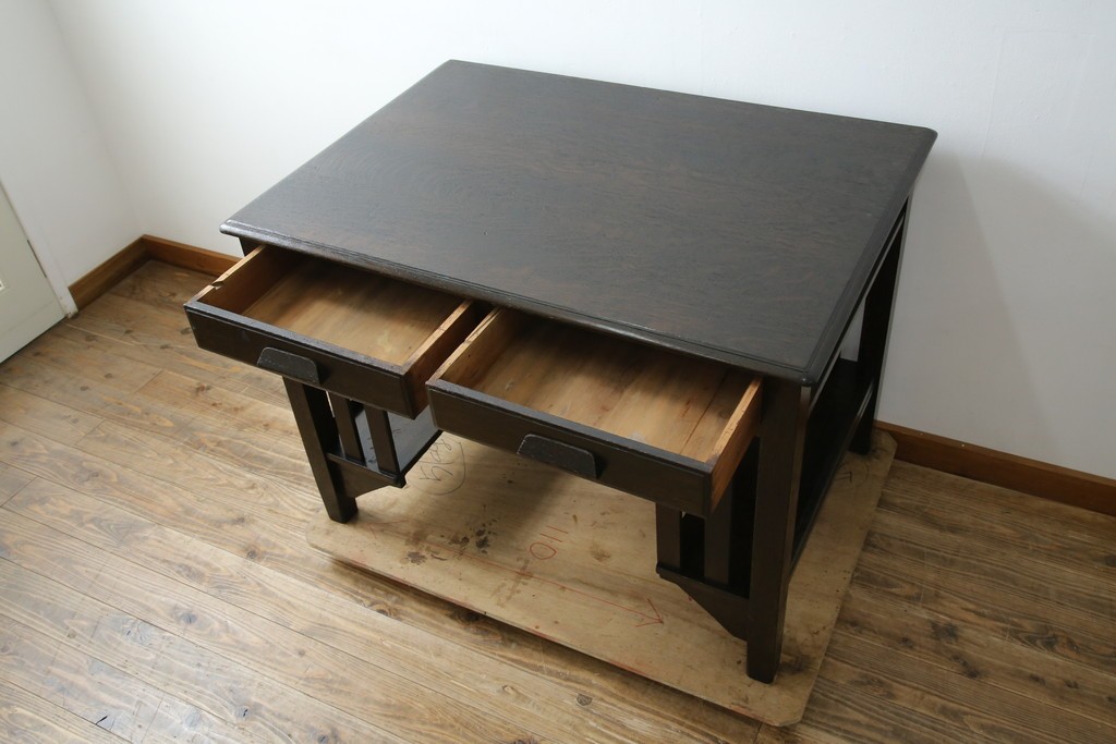 和製アンティーク　ナラ材　幕板下に棚のある珍しいデザインが魅力的な平机　(R-060311)