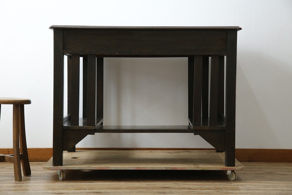 和製アンティーク　ナラ材　幕板下に棚のある珍しいデザインが魅力的な平机　(R-060311)