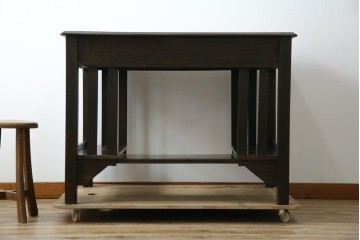 和製アンティーク　ナラ材　幕板下に棚のある珍しいデザインが魅力的な平机　(R-060311)