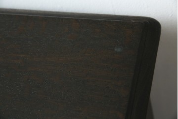 和製アンティーク　ナラ材　幕板下に棚のある珍しいデザインが魅力的な平机　(R-060311)