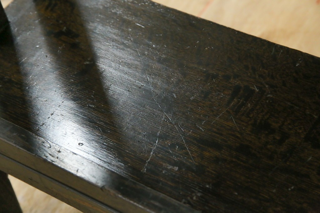 和製アンティーク　ナラ材　幕板下に棚のある珍しいデザインが魅力的な平机　(R-060311)