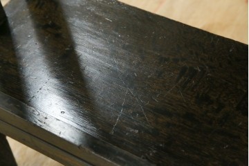 和製アンティーク　ナラ材　幕板下に棚のある珍しいデザインが魅力的な平机　(R-060311)