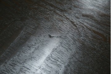 和製アンティーク　ナラ材　幕板下に棚のある珍しいデザインが魅力的な平机　(R-060311)