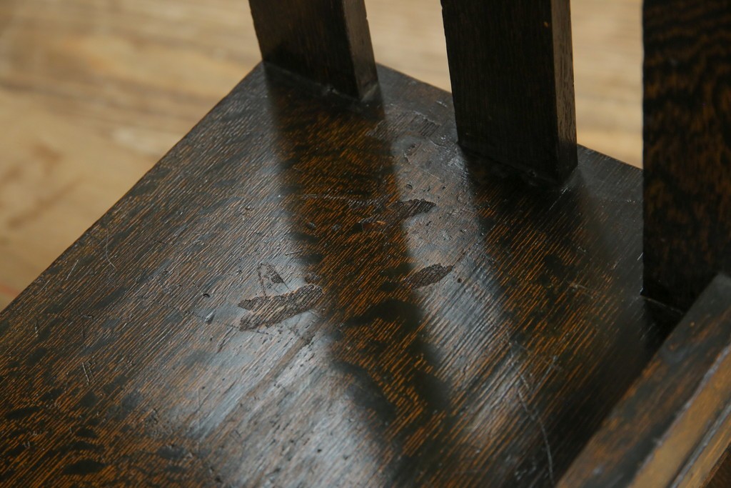 和製アンティーク　ナラ材　幕板下に棚のある珍しいデザインが魅力的な平机　(R-060311)