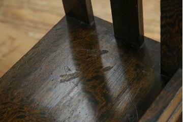 和製アンティーク　ナラ材　幕板下に棚のある珍しいデザインが魅力的な平机　(R-060311)