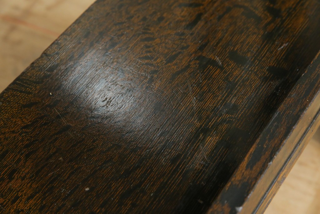 和製アンティーク　ナラ材　幕板下に棚のある珍しいデザインが魅力的な平机　(R-060311)