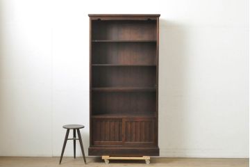 中古　北海道民芸家具　シンプルながらもクラシカルな雰囲気漂う本棚(定価約22万円)(ブックシェルフ、飾り棚、収納棚、ブックケース、キャビネット)(R-060313)