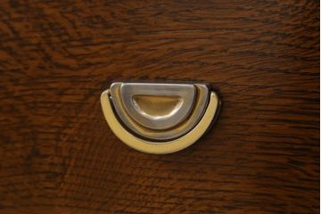 イギリスアンティーク　オーク材　細部まで施された彫刻がエレガントな雰囲気を醸し出すサイドボード(サイドキャビネット、戸棚、収納棚)(R-060319)