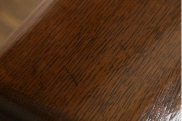 イギリスアンティーク　オーク材　細部まで施された彫刻がエレガントな雰囲気を醸し出すサイドボード(サイドキャビネット、戸棚、収納棚)(R-060319)