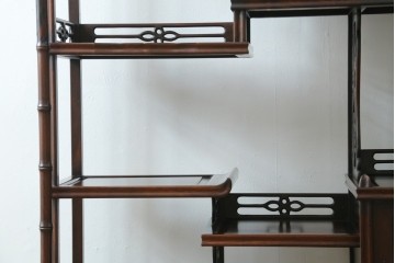 中古　花梨(カリン)材　民芸家具　深みのある色合いが美しい飾り棚　(R-060335)