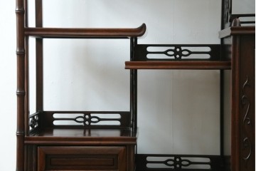 中古　花梨(カリン)材　民芸家具　深みのある色合いが美しい飾り棚　(R-060335)