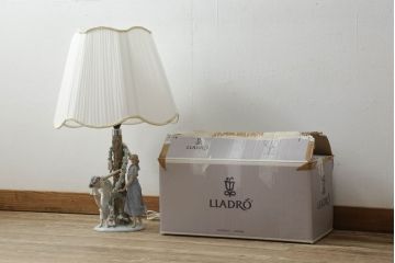 中古　美品　リヤドロ　LLADRO　少女の優美な姿で空間に華を添えてくれるテーブルランプ(卓上照明、シェード、テーブルスタンド、デスクスタンド)(R-060338)