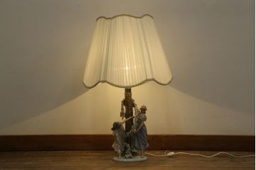 中古　美品　リヤドロ　LLADRO　少女の優美な姿で空間に華を添えてくれるテーブルランプ(卓上照明、シェード、テーブルスタンド、デスクスタンド)(R-060338)