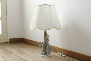 中古　美品　リヤドロ　LLADRO　少女の優美な姿で空間に華を添えてくれるテーブルランプ(卓上照明、シェード、テーブルスタンド、デスクスタンド)(R-060338)