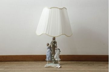 中古　美品　リヤドロ　LLADRO　少女の優美な姿で空間に華を添えてくれるテーブルランプ(卓上照明、シェード、テーブルスタンド、デスクスタンド)(R-060338)