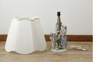 中古　美品　リヤドロ　LLADRO　少女の優美な姿で空間に華を添えてくれるテーブルランプ(卓上照明、シェード、テーブルスタンド、デスクスタンド)(R-060338)