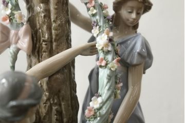 中古　美品　リヤドロ　LLADRO　少女の優美な姿で空間に華を添えてくれるテーブルランプ(卓上照明、シェード、テーブルスタンド、デスクスタンド)(R-060338)