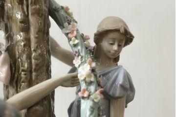 中古　美品　リヤドロ　LLADRO　少女の優美な姿で空間に華を添えてくれるテーブルランプ(卓上照明、シェード、テーブルスタンド、デスクスタンド)(R-060338)