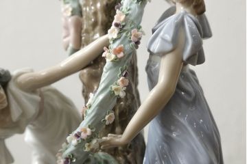 中古　美品　リヤドロ　LLADRO　少女の優美な姿で空間に華を添えてくれるテーブルランプ(卓上照明、シェード、テーブルスタンド、デスクスタンド)(R-060338)