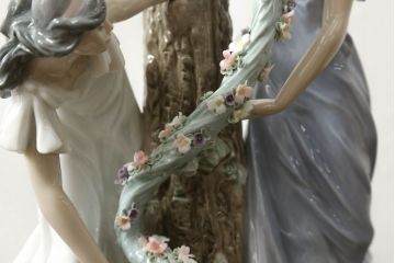 中古　美品　リヤドロ　LLADRO　少女の優美な姿で空間に華を添えてくれるテーブルランプ(卓上照明、シェード、テーブルスタンド、デスクスタンド)(R-060338)