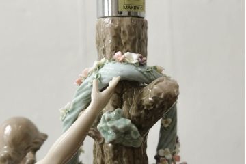中古　美品　リヤドロ　LLADRO　少女の優美な姿で空間に華を添えてくれるテーブルランプ(卓上照明、シェード、テーブルスタンド、デスクスタンド)(R-060338)