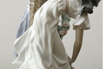 中古　美品　リヤドロ　LLADRO　少女の優美な姿で空間に華を添えてくれるテーブルランプ(卓上照明、シェード、テーブルスタンド、デスクスタンド)(R-060338)