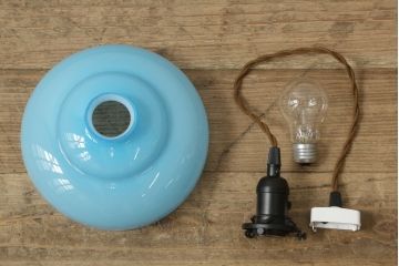 アンティーク照明　和製アンティーク　青色の被せガラスが爽やかな印象を感じさせる吊り下げ照明(天井照明、ペンダントライト、シェード、電笠、ブルー)(R-060340)