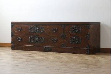 中古　伝統工芸　岩谷堂箪笥　天板リメイク・厚手栗無垢材　重厚かつ上品な佇まいのローチェスト(テレビボード、ローボード、引き出し)(R-060342)