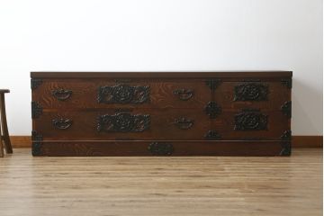中古　伝統工芸　岩谷堂箪笥　天板リメイク・厚手栗無垢材　重厚かつ上品な佇まいのローチェスト(テレビボード、ローボード、引き出し)(R-060342)