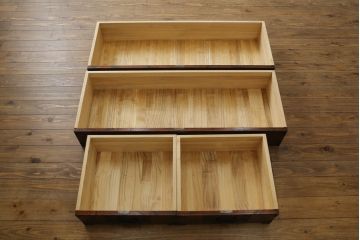 中古　伝統工芸　岩谷堂箪笥　天板リメイク・厚手栗無垢材　重厚かつ上品な佇まいのローチェスト(テレビボード、ローボード、引き出し)(R-060342)