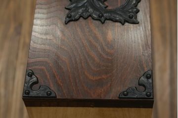 中古　伝統工芸　岩谷堂箪笥　天板リメイク・厚手栗無垢材　重厚かつ上品な佇まいのローチェスト(テレビボード、ローボード、引き出し)(R-060342)