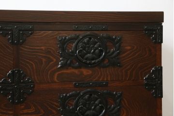 中古　伝統工芸　岩谷堂箪笥　天板リメイク・厚手栗無垢材　重厚かつ上品な佇まいのローチェスト(テレビボード、ローボード、引き出し)(R-060342)